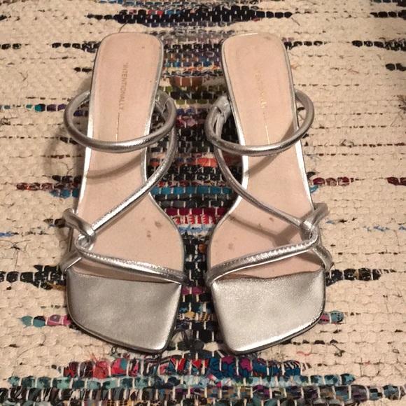 Intentionally Blank Willow Heel. - Picture 5 of 6